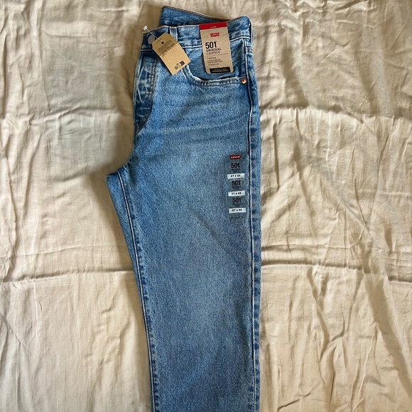 Levi’s- Women’s 501 Original Cropped Medium Wash Size 27x26 - Picture 3 of 5